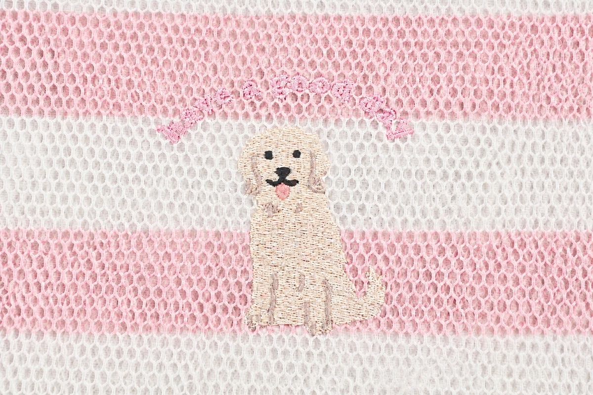 白と優しいピンクのボーダーメッシュにゴールデンの刺繍。犬の上には「have a good day」とピンクの刺繍、持ち手は薄いグレー